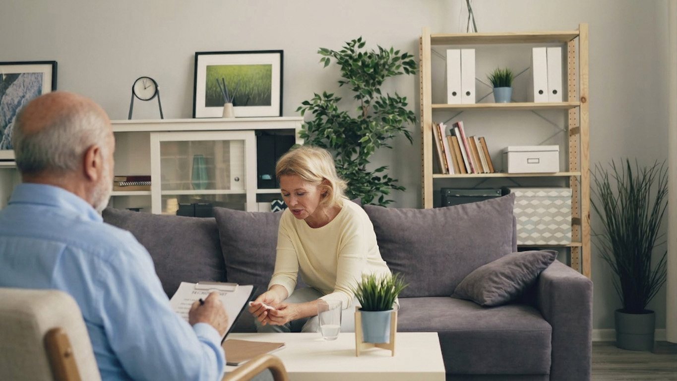 Espacio de consulta con una escena de conversación terapéutica en un entorno sereno y profesional.