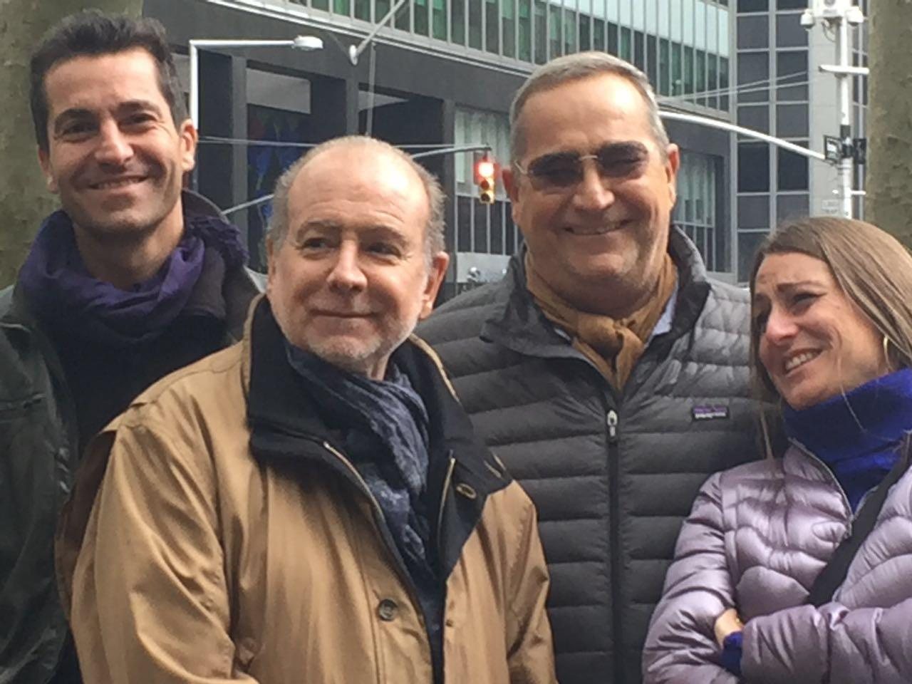 Guillermo Kozameh Bianco junto a colegas en una escena de encuentro profesional.