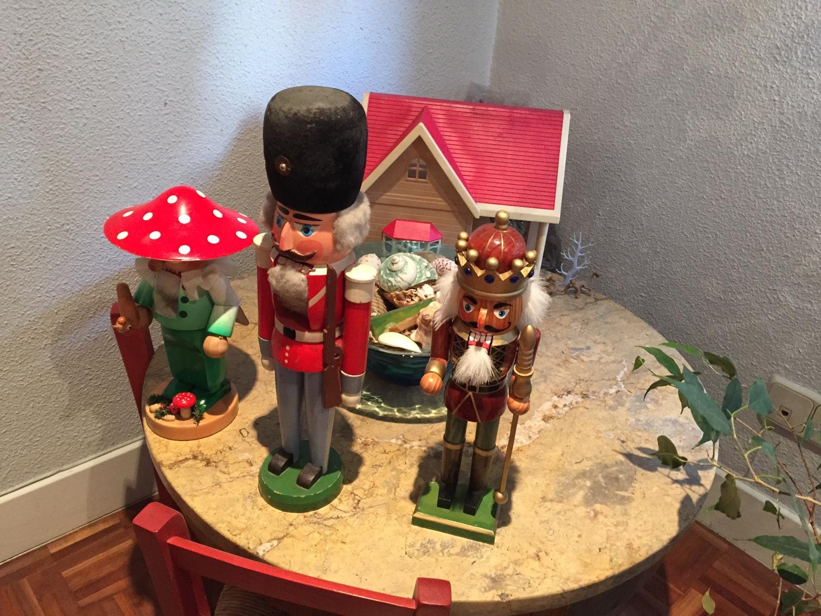 Objetos de juego y figuras infantiles preparados como mediaciones para el trabajo clínico.